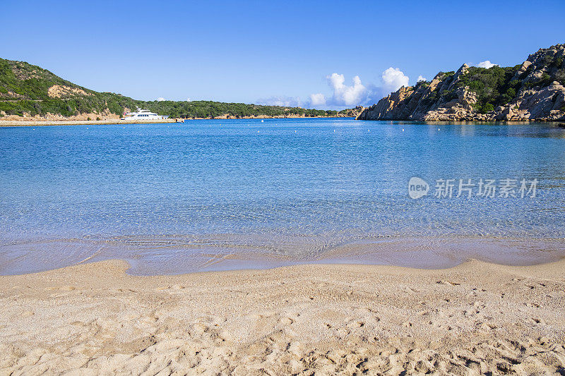 Cala Spalmatore，撒丁岛拉马达莱纳岛美丽的海滩之一